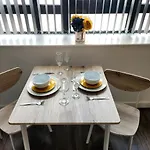 Stylish One Bedroom City Centre Apartment With Free Parking